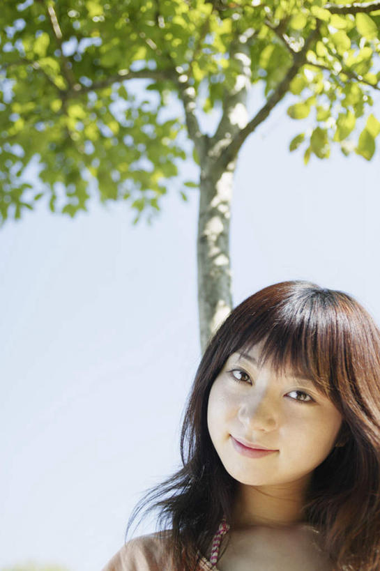 东方人,头发,一个人,笑,微笑,竖图,室外,白天,正面,草地,草坪,美景,植物,亚洲,仅一个年轻女性,仅一个女性,仅一个人,服装,光线,景观,注视,休闲装,黄种人,草,树,树木,衣服,蓝色,绿色,黑色,蓝天,天空,阳光,自然,天,观察,看,靠,靠着,休闲,休闲服,景色,服饰,生长,成长,观看,察看,关注,自然风光,年轻女性,女人,女性,亚洲人,长发,半身,彩图