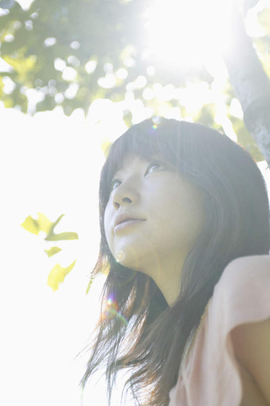 东方人,头发,一个人,竖图,室外,白天,仰视,草地,草坪,美景,植物,亚洲,仅一个年轻女性,仅一个女性,仅一个人,服装,光线,景观,背光,注视,休闲装,黄种人,草,树,树木,衣服,蓝色,绿色,黑色,蓝天,天空,阳光,自然,天,观察,看,靠,靠着,休闲,休闲服,景色,服饰,生长,成长,观看,察看,关注,自然风光,逆光,年轻女性,女人,女性,亚洲人,长发,抬头,仰头,半身,彩图,低角度拍摄