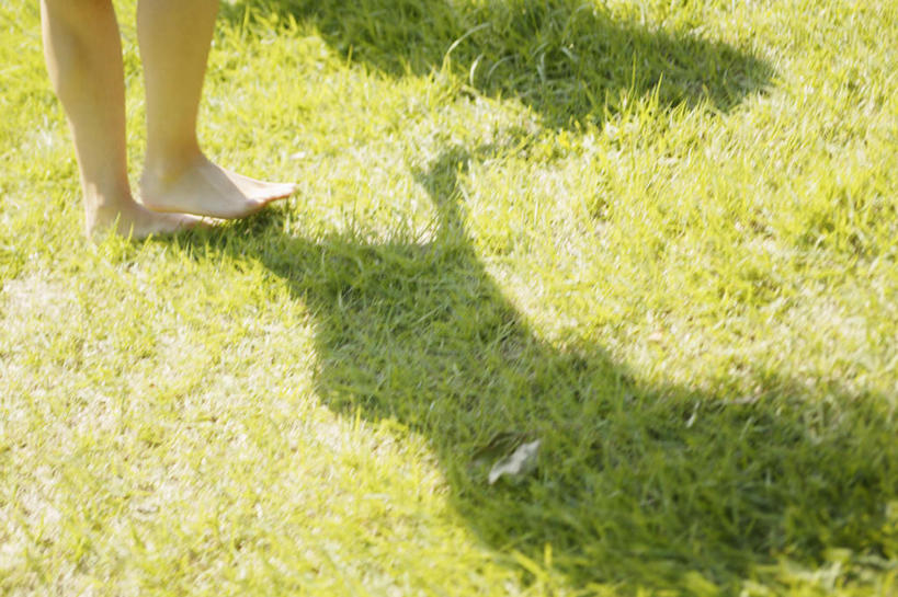 东方人,一个人,站,横图,俯视,室外,白天,草地,草坪,植物,亚洲,仅一个年轻女性,仅一个女性,仅一个人,阴影,服装,反射,光线,影子,注视,休闲装,黄种人,光脚,草,衣服,绿色,阳光,观察,看,站着,休闲,赤脚,休闲服,服饰,观看,察看,关注,年轻女性,女人,女性,亚洲人,站立,半身,彩图,高角度拍摄