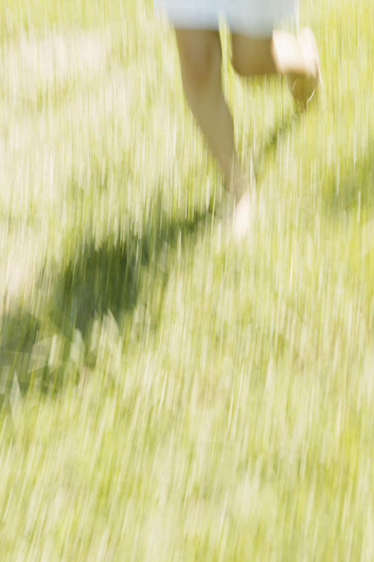 东方人,一个人,跑,竖图,俯视,室外,白天,锻炼,游戏,运动,草地,草坪,植物,亚洲,仅一个年轻女性,仅一个女性,仅一个人,阴影,服装,朦胧,模糊,光线,影子,玩,注视,休闲装,黄种人,娱乐,草,衣服,绿色,阳光,观察,看,休闲,休闲服,服饰,观看,察看,关注,体育,年轻女性,女人,女性,亚洲人,跑步,玩耍,嬉戏,半身,彩图,高角度拍摄,健身