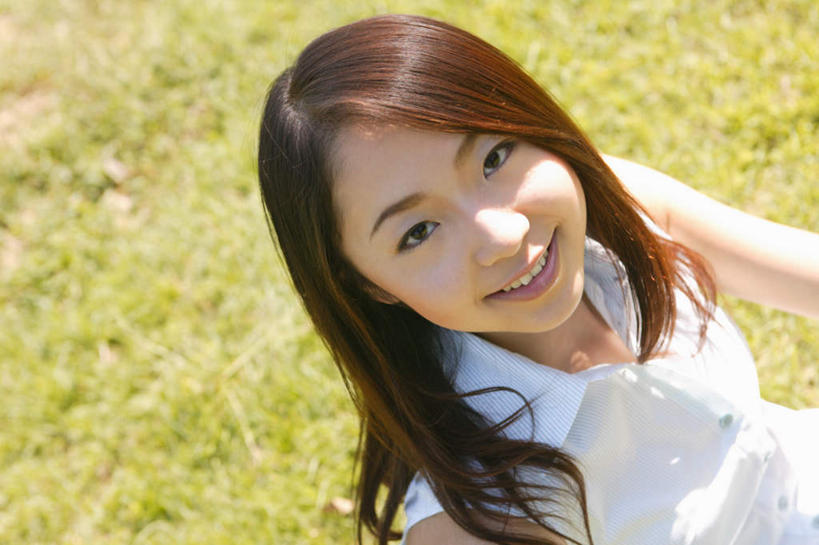 东方人,头发,一个人,坐,笑,微笑,露齿笑,横图,俯视,室外,白天,草地,草坪,植物,亚洲,仅一个年轻女性,仅一个女性,仅一个人,阴影,服装,光线,影子,注视,休闲装,黄种人,草,衣服,蓝色,绿色,黑色,蓝天,天空,阳光,天,观察,看,休闲,休闲服,服饰,观看,察看,关注,年轻女性,女人,女性,亚洲人,长发,抬头,仰头,坐着,半身,彩图,高角度拍摄