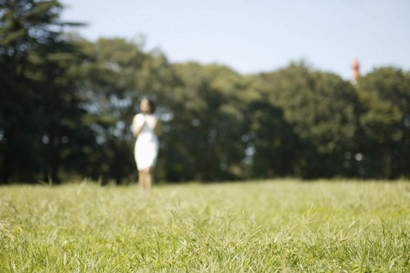 东方人,头发,一个人,站,横图,室外,白天,正面,草地,草坪,美景,森林,树林,植物,亚洲,仅一个年轻女性,仅一个女性,仅一个人,服装,朦胧,模糊,景观,注视,休闲装,黄种人,草,树,树木,衣服,蓝色,绿色,黑色,蓝天,天空,自然,天,观察,看,站着,休闲,休闲服,景色,服饰,生长,成长,观看,察看,关注,自然风光,年轻女性,女人,女性,亚洲人,长发,站立,彩图,全身