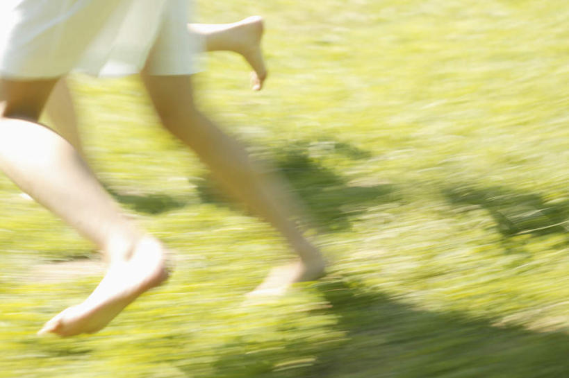 东方人,两个人,伙伴,朋友,跑,横图,俯视,室外,白天,锻炼,游戏,友谊,运动,草地,草坪,植物,亚洲,阴影,服装,朦胧,模糊,光线,影子,玩,注视,休闲装,黄种人,娱乐,草,衣服,绿色,阳光,观察,看,休闲,休闲服,服饰,观看,察看,关注,体育,友情,年轻女性,女人,女性,亚洲人,跑步,玩耍,嬉戏,半身,彩图,高角度拍摄,健身,欢乐