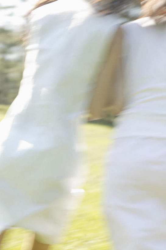 东方人,两个人,伙伴,朋友,跑,竖图,室外,白天,锻炼,游戏,友谊,运动,草地,草坪,植物,亚洲,一排,阴影,服装,朦胧,模糊,整齐,光线,影子,玩,注视,休闲装,黄种人,娱乐,草,排列,背面,衣服,蓝色,绿色,蓝天,天空,阳光,天,观察,看,休闲,休闲服,服饰,观看,察看,队列,关注,体育,友情,年轻女性,女人,女性,亚洲人,跑步,玩耍,嬉戏,半身,彩图,健身,欢乐