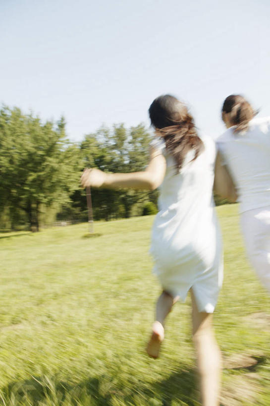 东方人,头发,两个人,伙伴,朋友,跑,竖图,室外,白天,锻炼,游戏,友谊,运动,草地,草坪,森林,树林,植物,亚洲,一排,阴影,服装,朦胧,模糊,整齐,光线,影子,玩,注视,休闲装,黄种人,娱乐,草,树,树木,排列,背面,衣服,蓝色,绿色,黑色,蓝天,天空,阳光,天,观察,看,休闲,休闲服,服饰,观看,察看,队列,关注,体育,友情,年轻女性,女人,女性,亚洲人,跑步,玩耍,嬉戏,半身,彩图,健身,欢乐