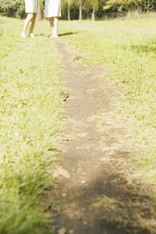 东方人,两个人,伙伴,朋友,跑,竖图,室外,白天,正面,锻炼,友谊,运动,草地,草坪,森林,树林,植物,路,亚洲,一排,阴影,服装,整齐,光线,影子,泥土,注视,休闲装,黄种人,草,树,树木,排列,衣服,绿色,阳光,自然,观察,看,休闲,休闲服,服饰,观看,察看,队列,关注,体育,友情,年轻女性,女人,女性,亚洲人,跑步,半身,彩图,健身