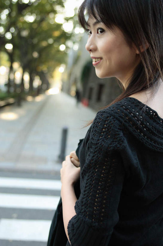 东方人,头发,一个人,走,笑,双手交叉,微笑,露齿笑,竖图,室外,白天,道路,路,公路,亚洲,仅一个年轻女性,仅一个女性,仅一个人,服装,扭头,注视,休闲装,黄种人,树,背面,衣服,绿色,黑色,观察,回头,看,休闲,休闲服,服饰,观看,察看,关注,年轻女性,女人,女性,亚洲人,长发,马路,步行,散步,走路,半身,彩图