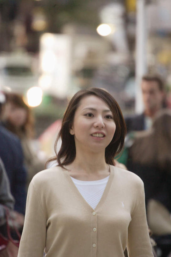 东方人,头发,一个人,走,笑,微笑,露齿笑,竖图,室外,白天,正面,亚洲,仅一个年轻女性,仅一个女性,仅一个人,服装,朦胧,模糊,灯光,注视,休闲装,黄种人,衣服,黑色,观察,看,休闲,休闲服,服饰,观看,察看,关注,年轻女性,女人,女性,亚洲人,长发,步行,散步,走路,半身,彩图