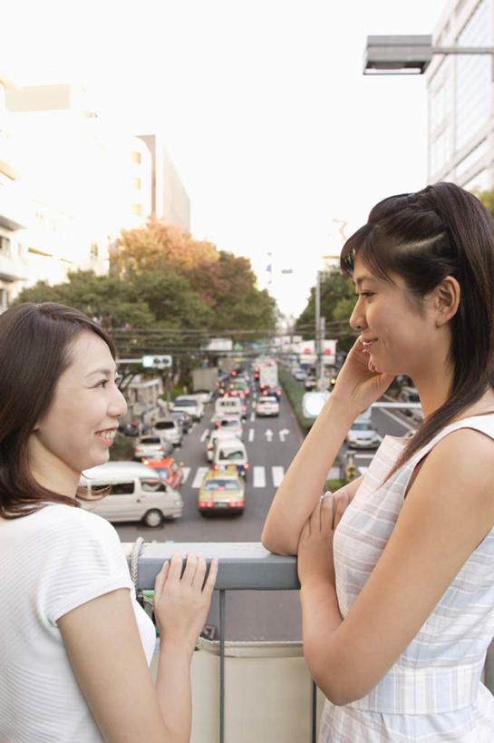 东方人,头发,两个人,伙伴,朋友,栏杆,站,笑,说,微笑,露齿笑,竖图,室外,白天,侧面,友谊,道路,路,路灯,公路,汽车,亚洲,服装,电线,电线杆,栅栏,围栏,交通,注视,休闲装,黄种人,护栏,相视,车,衣服,蓝色,黑色,蓝天,天空,交通工具,轿车,天,观察,看,靠着,站着,休闲,休闲服,服饰,观看,察看,关注,交流,友情,年轻女性,女人,女性,亚洲人,长发,马路,沟通,讲话,交谈,说话,谈话,站立,半身,彩图