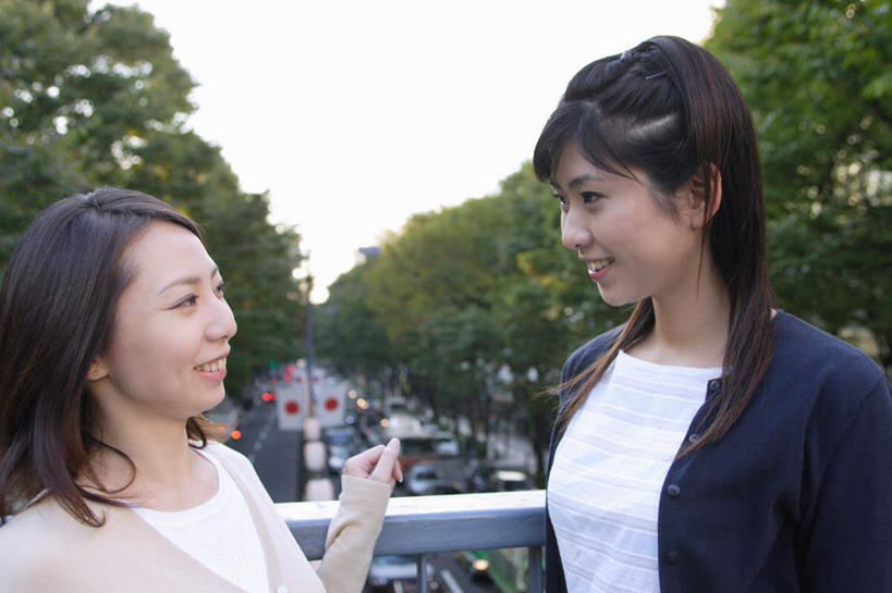 东方人,头发,两个人,伙伴,朋友,栏杆,站,笑,说,微笑,露齿笑,横图,室外,白天,正面,友谊,道路,路,公路,汽车,亚洲,服装,栅栏,围栏,交通,注视,休闲装,黄种人,护栏,相视,车,衣服,蓝色,黑色,蓝天,天空,交通工具,轿车,天,扶,观察,看,靠着,站着,休闲,休闲服,服饰,观看,察看,扶着,关注,交流,友情,年轻女性,女人,女性,亚洲人,长发,马路,沟通,讲话,交谈,说话,谈话,站立,半身,彩图