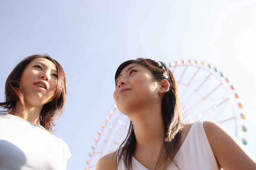 东方人,头发,两个人,伙伴,朋友,站,笑,微笑,露齿笑,横图,室外,白天,正面,游戏,友谊,亚洲,阴影,服装,光线,影子,摩天轮,玩,注视,休闲装,黄种人,娱乐,衣服,蓝色,黑色,蓝天,天空,阳光,天,观察,看,站着,张嘴,休闲,休闲服,服饰,观看,察看,关注,友情,年轻女性,女人,女性,亚洲人,长发,张开嘴,玩耍,嬉戏,站立,半身,彩图