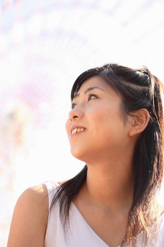 东方人,头发,一个人,站,笑,微笑,露齿笑,竖图,室外,特写,白天,正面,游戏,亚洲,仅一个年轻女性,仅一个女性,仅一个人,阴影,服装,光线,影子,摩天轮,玩,注视,休闲装,黄种人,娱乐,衣服,蓝色,黑色,蓝天,天空,阳光,天,观察,看,站着,休闲,休闲服,服饰,观看,察看,关注,年轻女性,女人,女性,亚洲人,长发,玩耍,嬉戏,站立,半身,彩图