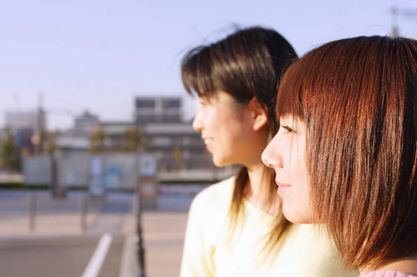 东方人,头发,两个人,伙伴,朋友,高楼大厦,笑,微笑,露齿笑,横图,室外,白天,侧面,友谊,大厦,建筑,摩天大楼,亚洲,阴影,服装,朦胧,模糊,光线,影子,注视,休闲装,黄种人,衣服,蓝色,黑色,蓝天,天空,阳光,天,观察,看,休闲,温暖,休闲服,服饰,观看,察看,关注,友情,年轻女性,女人,女性,亚洲人,长发,半身,彩图,大楼,高楼,摩天楼