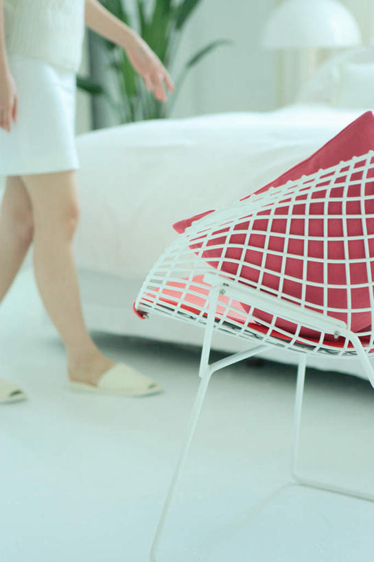 东方人,一个人,走,竖图,室内,白天,侧面,植物,靠垫,台灯,椅子,亚洲,仅一个年轻女性,仅一个女性,仅一个人,服装,靠枕,注视,休闲装,黄种人,衣服,绿色,垫子,枕头,观察,看,休闲,温暖,温馨,休闲服,服饰,观看,察看,关注,年轻女性,女人,女性,亚洲人,步行,走路,半身,彩图