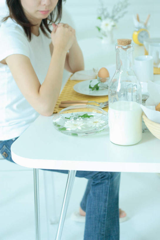 牛奶,东方人,头发,一个人,坐,竖图,室内,白天,侧面,餐桌,桌子,餐具,亚洲,仅一个年轻女性,仅一个女性,仅一个人,服装,注视,休闲装,黄种人,玻璃制品,衣服,黑色,玻璃瓶,瓶子,观察,看,休闲,温馨,休闲服,服饰,餐台,观看,察看,舒适,关注,惬意,年轻女性,女人,女性,亚洲人,长发,进餐用具,烹调用具,坐着,半身,彩图