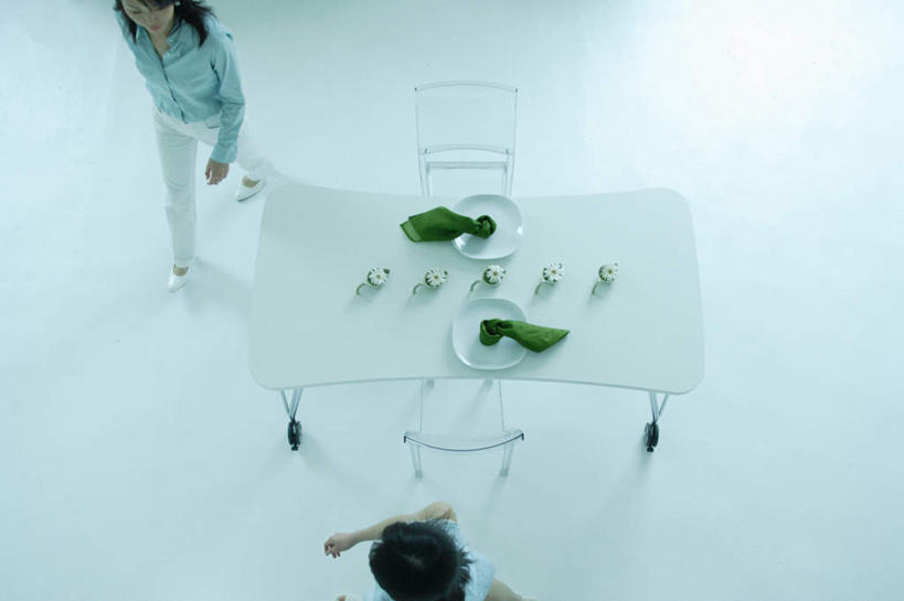 东方人,头发,两个人,客厅,站,横图,俯视,室内,白天,餐桌,桌子,餐具,椅子,亚洲,服装,注视,休闲装,黄种人,衣服,黑色,餐巾,观察,看,站着,休闲,休闲服,服饰,餐台,观看,对视,察看,起居室,关注,年轻女性,女人,女性,亚洲人,长发,站立,半身,彩图,高角度拍摄