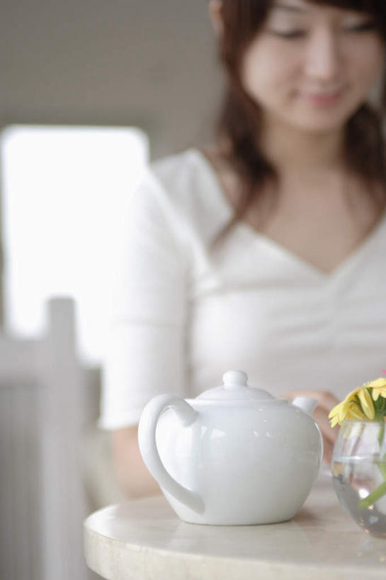 东方人,头发,一个人,站,闭眼,竖图,室内,白天,正面,亚洲,仅一个年轻女性,仅一个女性,仅一个人,服装,朦胧,模糊,壶,陶瓷,陶瓷制品,注视,休闲装,黄种人,水壶,衣服,黑色,茶壶,容器,观察,看,站着,休闲,休闲服,服饰,观看,察看,关注,年轻女性,女人,女性,亚洲人,长发,闭眼睛,闭着眼,闭着眼睛,站立,半身,彩图