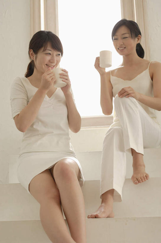东方人,头发,两个人,伙伴,朋友,坐,捧,笑,说,微笑,露齿笑,横图,室内,白天,正面,友谊,楼梯,杯子,亚洲,服装,阶梯,拿,拿着,注视,休闲装,黄种人,台阶,衣服,黑色,水杯,观察,看,休闲,休闲服,服饰,观看,察看,关注,交流,友情,年轻女性,女人,女性,亚洲人,长发,茶杯,端,端着,沟通,讲话,交谈,捧着,手捧,说话,谈话,坐着,半身,彩图