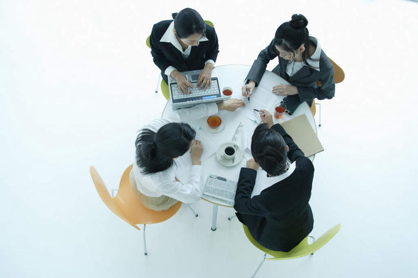 东方人,头发,四个人,商务人士,商务女性,坐,说,横图,俯视,室内,白天,电脑,笔记本电脑,桌子,杯子,椅子,亚洲,握,套装,开会,笔,材料,瓷器,档案,文件,纸,办公桌,咖啡杯,陶瓷制品,拿,拿着,注视,黄种人,黑色,资料,观察,看,握着,观看,察看,关注,文档,瓷杯,商务装,便携式电脑,工薪阶层,交流,认真,手提电脑,年轻女性,女人,女性,亚洲人,长发,白领,上班族,茶杯,沟通,讲话,交谈,说话,谈话,坐着,彩图,高角度拍摄,全身