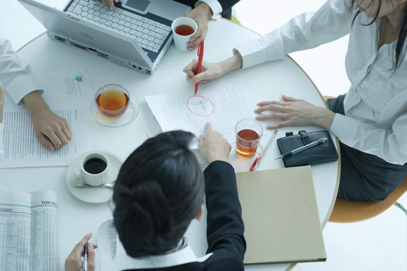 东方人,头发,四个人,商务人士,商务女性,坐,说,横图,俯视,室内,白天,电脑,笔记本电脑,桌子,杯子,椅子,亚洲,握,指,套装,开会,笔,材料,瓷器,档案,文件,纸,办公桌,咖啡杯,陶瓷制品,拿,拿着,注视,黄种人,方向,黑色,资料,观察,看,手势,握着,观看,察看,指向,关注,文档,瓷杯,商务装,便携式电脑,工薪阶层,交流,认真,手提电脑,年轻女性,女人,女性,亚洲人,长发,白领,上班族,茶杯,沟通,讲话,交谈,说话,谈话,坐着,半身,彩图,高角度拍摄