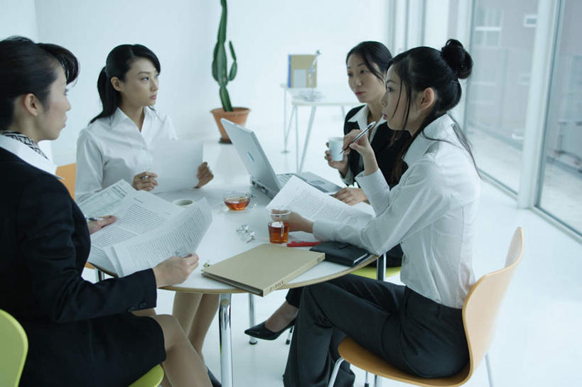 东方人,头发,四个人,商务人士,商务女性,坐,说,横图,室内,白天,侧面,电脑,笔记本电脑,植物,窗户,桌子,仙人掌,杯子,椅子,亚洲,握,套装,开会,笔,材料,瓷器,档案,文件,纸,办公桌,咖啡杯,陶瓷制品,拿,拿着,注视,黄种人,玻璃窗,黑色,资料,观察,看,握着,观看,察看,关注,文档,瓷杯,商务装,便携式电脑,工薪阶层,交流,认真,手提电脑,年轻女性,女人,女性,亚洲人,长发,白领,上班族,茶杯,沟通,讲话,交谈,说话,谈话,坐着,半身,彩图