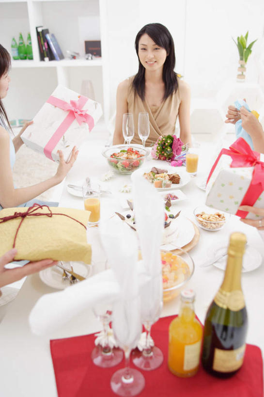 东方人,头发,四个人,坐,笑,微笑,露齿笑,竖图,室内,白天,正面,聚会,生日,餐桌,桌子,杯子,礼盒,礼物,亚洲,服装,高脚杯,纸盒,红酒杯,注视,休闲装,黄种人,玻璃制品,盒子,衣服,黑色,包装盒,酒杯,礼品盒,香槟,观察,看,休闲,休闲服,服饰,礼品,餐台,观看,察看,关注,年轻女性,女人,女性,亚洲人,长发,玻璃杯,坐着,半身,彩图