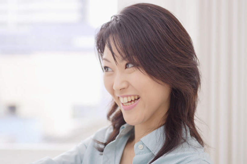 东方人,头发,一个人,客厅,坐,笑,微笑,露齿笑,横图,室内,特写,白天,正面,幸福,窗户,窗帘,亚洲,仅一个年轻女性,仅一个女性,仅一个人,服装,注视,休闲装,黄种人,玻璃窗,衣服,黑色,观察,看,休闲,休闲服,服饰,观看,察看,起居室,关注,年轻女性,女人,女性,亚洲人,长发,坐着,半身,彩图,开心