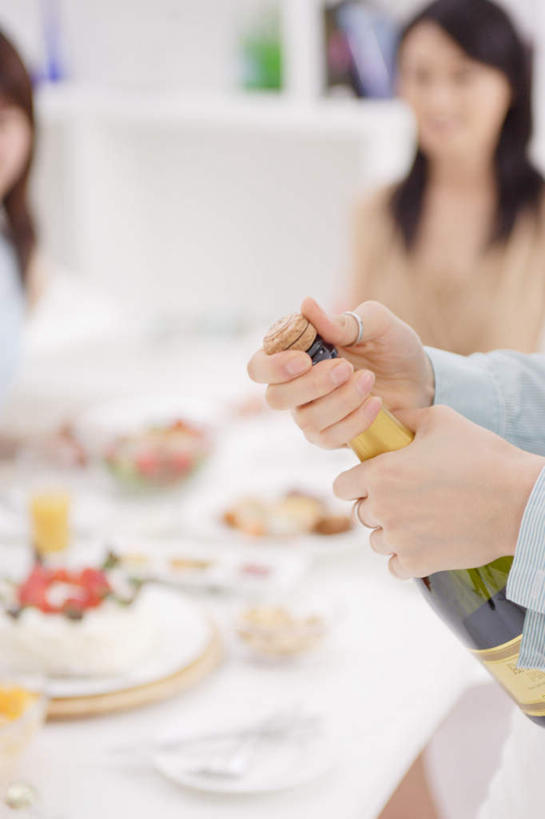 点心,东方人,头发,三个人,坐,笑,微笑,露齿笑,竖图,俯视,室内,白天,下午茶,餐桌,桌子,亚洲,服装,朦胧,模糊,食品,甜点,甜品,注视,休闲装,黄种人,食物,糕点,衣服,黑色,甜食,香槟,打开,观察,看,休闲,休闲服,服饰,餐台,观看,察看,开启,关注,年轻女性,女人,女性,亚洲人,长发,坐着,半身,彩图,高角度拍摄