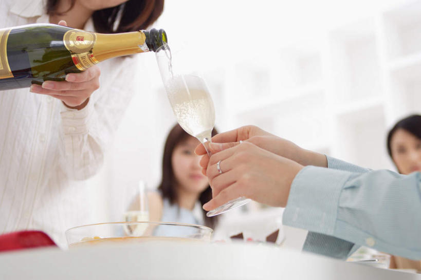 东方人,头发,四个人,伙伴,朋友,横图,室内,白天,仰视,聚会,生日,友谊,餐桌,桌子,杯子,亚洲,戴,倒,服装,高脚杯,红酒杯,拿,拿着,注视,休闲装,黄种人,衣服,黑色,戒指,酒杯,香槟,观察,看,休闲,休闲服,服饰,餐台,观看,察看,关注,友情,年轻女性,女人,女性,亚洲人,长发,玻璃杯,半身,彩图,低角度拍摄,欢乐