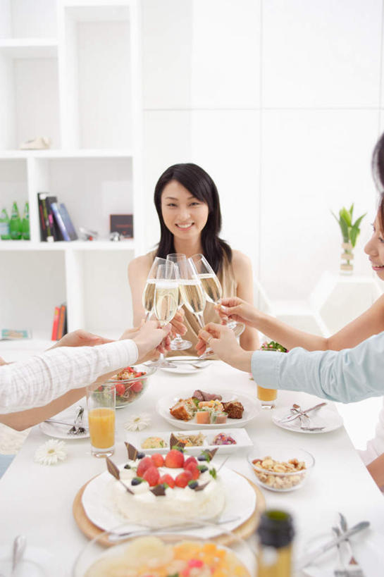 点心,东方人,头发,坐,笑,微笑,露齿笑,竖图,室内,白天,正面,下午茶,餐桌,桌子,亚洲,五个人,服装,庆祝,食品,甜点,甜品,注视,休闲装,黄种人,食物,糕点,衣服,黑色,甜食,干杯,观察,看,碰杯,休闲,休闲服,交际,友好,服饰,餐台,观看,庆贺,察看,关注,礼仪,敬酒,年轻女性,女人,女性,亚洲人,长发,坐着,半身,彩图