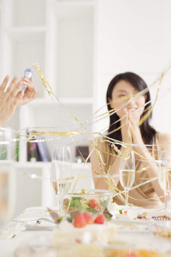 点心,东方人,头发,两个人,伙伴,朋友,笑,鼓掌,微笑,露齿笑,竖图,室内,白天,正面,下午茶,友谊,餐桌,桌子,杯子,亚洲,服装,庆祝,高脚杯,食品,甜点,甜品,红酒杯,注视,休闲装,黄种人,玻璃制品,食物,糕点,衣服,黑色,彩带,酒杯,甜食,观察,看,休闲,休闲服,服饰,餐台,观看,察看,关注,友情,年轻女性,女人,女性,亚洲人,长发,玻璃杯,拍手,半身,彩图