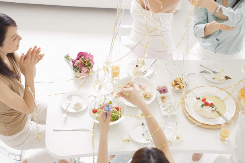 点心,东方人,头发,四个人,坐,鼓掌,横图,俯视,室内,白天,聚会,生日,下午茶,餐桌,桌子,椅子,亚洲,服装,庆祝,聚餐,食品,甜点,甜品,注视,休闲装,黄种人,食物,糕点,衣服,黑色,彩带,甜食,观察,看,休闲,休闲服,服饰,餐台,观看,察看,关注,年轻女性,女人,女性,亚洲人,长发,拍手,坐着,半身,彩图,高角度拍摄