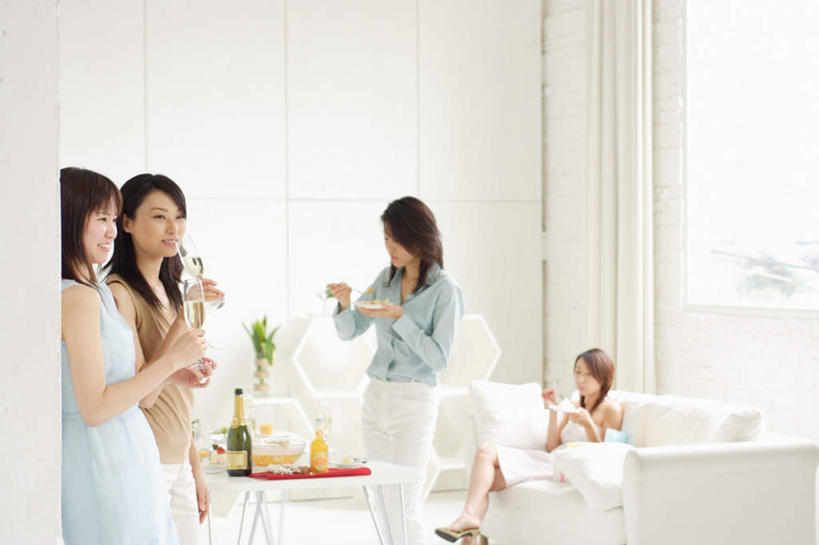 点心,东方人,头发,四个人,伙伴,朋友,站,坐,捧,吃,横图,室内,白天,正面,下午茶,友谊,餐桌,窗户,窗帘,沙发,桌子,亚洲,服装,叉子,墙,食品,拿,拿着,注视,休闲装,黄种人,玻璃窗,墙壁,墙面,食物,糕点,衣服,黑色,盘子,香槟,观察,看,站着,休闲,休闲服,服饰,餐台,观看,察看,关注,惬意,布艺沙发,友情,年轻女性,女人,女性,亚洲人,长发,端,端着,嚼,捧着,食,手捧,站立,坐着,半身,彩图,蛋糕