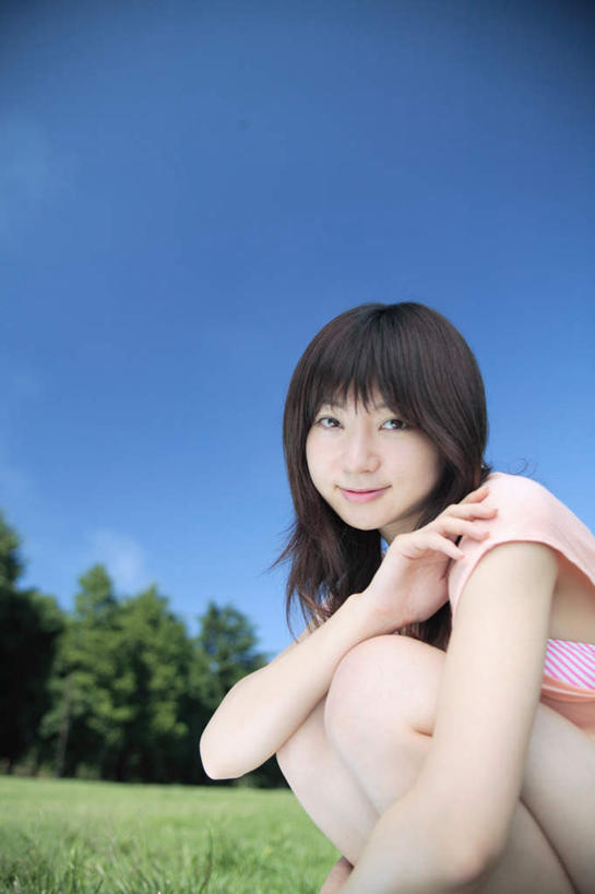 东方人,头发,一个人,蹲,笑,微笑,竖图,室外,白天,侧面,美景,植物,亚洲,仅一个年轻女性,仅一个女性,仅一个人,服装,景观,注视,休闲装,黄种人,树,树木,衣服,蓝色,绿色,黑色,蓝天,天空,自然,天,观察,看,休闲,休闲服,景色,服饰,观看,察看,关注,自然风光,年轻女性,女人,女性,亚洲人,长发,蹲着,半身,彩图