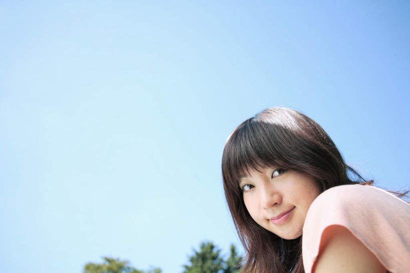 东方人,头发,一个人,蹲,笑,微笑,横图,室外,白天,仰视,美景,植物,亚洲,仅一个年轻女性,仅一个女性,仅一个人,服装,光线,景观,注视,休闲装,黄种人,树,树木,衣服,蓝色,绿色,黑色,蓝天,天空,阳光,自然,天,观察,看,休闲,休闲服,景色,服饰,观看,察看,关注,自然风光,年轻女性,女人,女性,亚洲人,长发,蹲着,半身,彩图,低角度拍摄