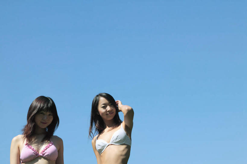 东方人,头发,两个人,站,举,笑,摸,微笑,露齿笑,横图,室外,白天,仰视,泳装,比基尼,性感,亚洲,抚摸,内衣,服装,注视,休闲装,黄种人,衣服,蓝色,黑色,蓝天,天空,天,观察,看,托,站着,休闲,休闲服,服饰,观看,察看,关注,年轻女性,女人,女性,亚洲人,长发,触摸,接触,举起,举手,举着,站立,半身,彩图,低角度拍摄,三点式,泳衣