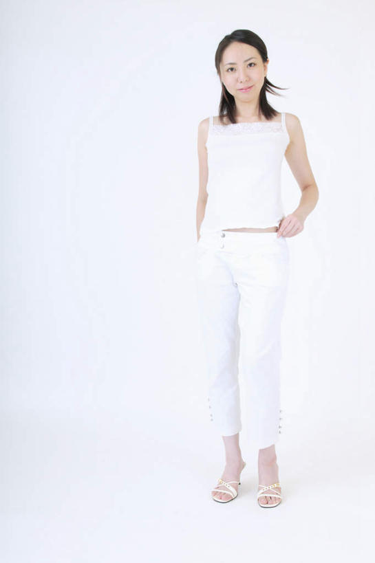 东方人,头发,一个人,站,笑,微笑,竖图,室内,白天,白色背景,正面,亚洲,仅一个年轻女性,仅一个女性,仅一个人,服装,注视,休闲装,黄种人,衣服,黑色,观察,看,站着,休闲,休闲服,摄影,服饰,影棚,观看,察看,关注,年轻女性,女人,女性,亚洲人,长发,站立,彩图,全身,影棚拍摄,拍摄