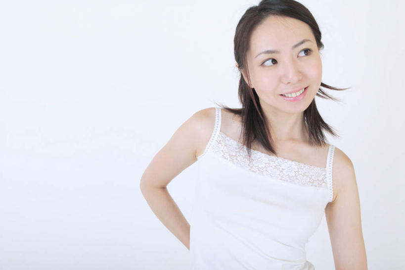 东方人,头发,一个人,站,笑,微笑,露齿笑,横图,室内,白天,白色背景,正面,亚洲,仅一个年轻女性,仅一个女性,仅一个人,服装,注视,休闲装,黄种人,衣服,黑色,观察,看,站着,休闲,休闲服,摄影,服饰,影棚,观看,察看,关注,背手,年轻女性,女人,女性,亚洲人,长发,站立,半身,彩图,影棚拍摄,拍摄