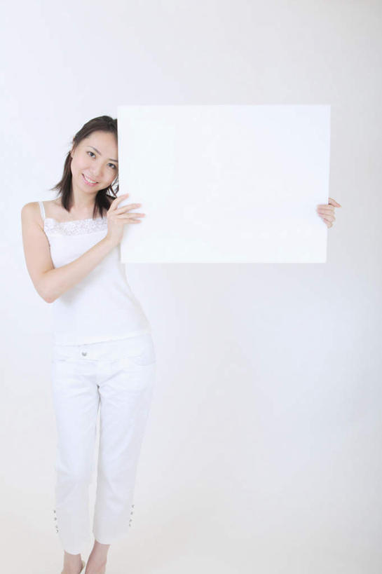 东方人,头发,一个人,站,笑,微笑,露齿笑,竖图,室内,白天,白色背景,正面,亚洲,仅一个年轻女性,仅一个女性,仅一个人,握,服装,拿,拿着,注视,休闲装,黄种人,衣服,黑色,白板,观察,看,站着,休闲,休闲服,握着,摄影,服饰,影棚,观看,察看,关注,记录板,记事板,年轻女性,女人,女性,亚洲人,长发,举着,站立,彩图,全身,影棚拍摄,拍摄