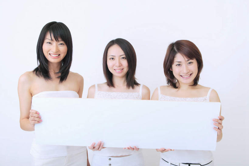 东方人,头发,三个人,站,捧,笑,微笑,露齿笑,横图,室内,白天,白色背景,正面,亚洲,服装,并排,拿,拿着,注视,休闲装,黄种人,衣服,黑色,白板,观察,看,站着,休闲,休闲服,摄影,服饰,影棚,观看,察看,关注,记录板,记事板,年轻女性,女人,女性,亚洲人,长发,端,端着,捧着,手捧,站立,半身,彩图,影棚拍摄,拍摄