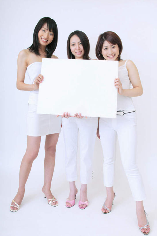 东方人,头发,三个人,站,捧,笑,微笑,露齿笑,竖图,室内,白天,白色背景,正面,亚洲,服装,拿,拿着,注视,休闲装,黄种人,衣服,黑色,白板,观察,看,靠,靠着,站着,休闲,休闲服,摄影,服饰,影棚,观看,察看,关注,记录板,记事板,年轻女性,女人,女性,亚洲人,长发,端,端着,捧着,手捧,站立,彩图,全身,影棚拍摄,拍摄