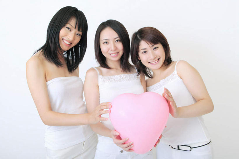 东方人,头发,三个人,站,捧,笑,微笑,露齿笑,横图,室内,白天,白色背景,正面,亚洲,服装,爱心,装饰,塑料,拿,拿着,注视,休闲装,黄种人,衣服,黑色,气球,塑料制品,观察,看,靠,靠着,站着,休闲,休闲服,橡胶,摄影,服饰,影棚,观看,华丽,修饰,点缀,察看,关注,橡胶制品,衬托,美观,雅致,雅观,年轻女性,女人,女性,亚洲人,心,长发,端,端着,捧着,手捧,站立,半身,彩图,影棚拍摄,拍摄
