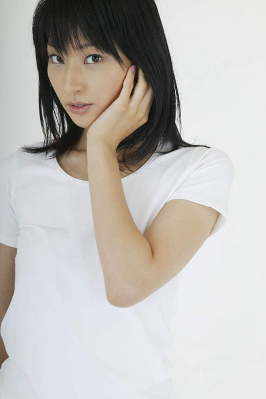 东方人,脸,脸颊,头发,一个人,站,摸,竖图,室内,白天,白色背景,正面,亚洲,仅一个年轻女性,仅一个女性,仅一个人,抚摸,服装,注视,休闲装,黄种人,衣服,黑色,观察,看,站着,休闲,休闲服,摄影,服饰,影棚,观看,察看,关注,年轻女性,女人,女性,亚洲人,长发,脸部,脸蛋,面部,触摸,接触,站立,半身,彩图,影棚拍摄,拍摄