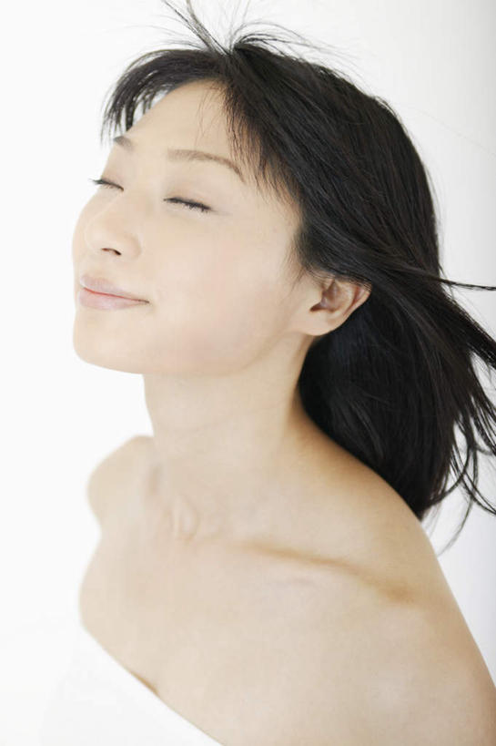 东方人,头发,一个人,站,闭眼,笑,微笑,竖图,室内,白天,白色背景,侧面,亚洲,仅一个年轻女性,仅一个女性,仅一个人,服装,休闲装,黄种人,衣服,黑色,站着,享受,休闲,休闲服,摄影,服饰,影棚,轻松,年轻女性,女人,女性,亚洲人,长发,闭眼睛,闭着眼,闭着眼睛,抬头,仰头,站立,半身,彩图,影棚拍摄,拍摄