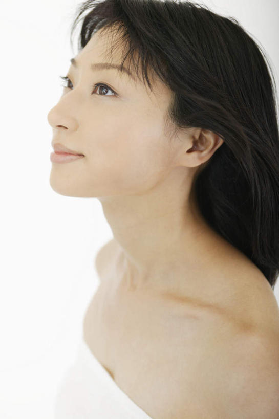 东方人,头发,一个人,站,笑,微笑,竖图,室内,白天,白色背景,侧面,亚洲,仅一个年轻女性,仅一个女性,仅一个人,服装,注视,休闲装,黄种人,衣服,黑色,观察,看,站着,休闲,思考,休闲服,摄影,服饰,影棚,观看,察看,关注,年轻女性,女人,女性,亚洲人,长发,抬头,仰头,站立,半身,彩图,影棚拍摄,拍摄