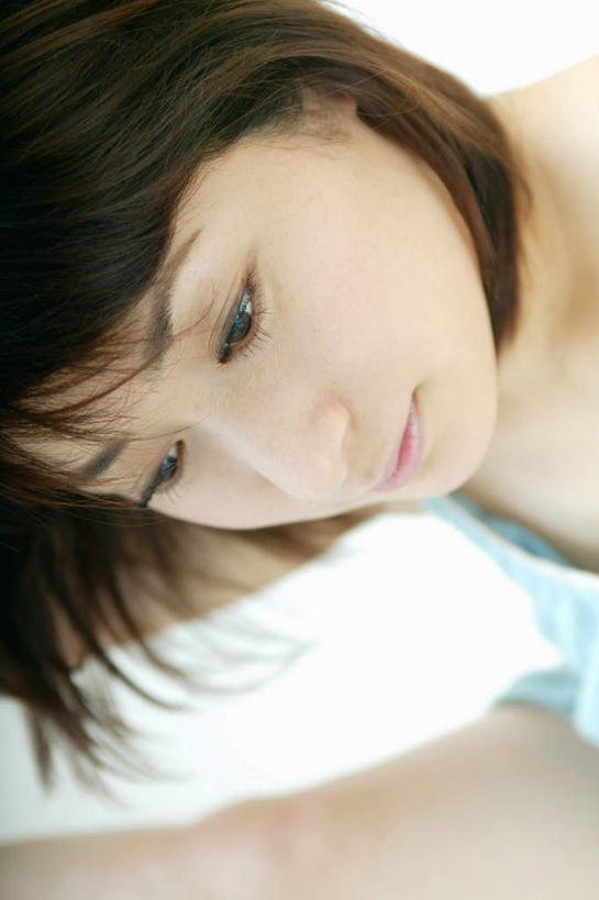 东方人,头发,一个人,坐,竖图,室内,白天,白色背景,正面,亚洲,仅一个年轻女性,仅一个女性,仅一个人,弯腰,服装,注视,休闲装,黄种人,衣服,黑色,观察,看,休闲,休闲服,安静,摄影,服饰,影棚,观看,宁静,察看,关注,年轻女性,女人,女性,亚洲人,长发,坐着,半身,彩图,影棚拍摄,拍摄