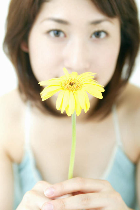 东方人,头发,一个人,坐,捧,竖图,室内,白天,白色背景,正面,亚洲,仅一个年轻女性,仅一个女性,仅一个人,握,服装,朦胧,模糊,拿,拿着,注视,休闲装,黄种人,雏菊,花,衣服,黑色,观察,看,休闲,休闲服,握着,摄影,服饰,影棚,观看,察看,关注,年轻女性,女人,女性,亚洲人,长发,端,端着,捧着,手捧,坐着,半身,彩图,影棚拍摄,拍摄