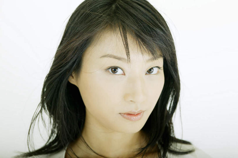 东方人,头发,一个人,横图,室内,特写,白天,白色背景,正面,亚洲,仅一个年轻女性,仅一个女性,仅一个人,服装,注视,休闲装,黄种人,衣服,黑色,观察,看,休闲,休闲服,摄影,服饰,影棚,观看,察看,关注,年轻女性,女人,女性,亚洲人,长发,半身,彩图,影棚拍摄,拍摄