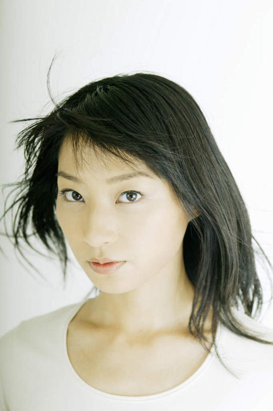 东方人,头发,一个人,竖图,室内,特写,白天,白色背景,正面,亚洲,仅一个年轻女性,仅一个女性,仅一个人,服装,注视,休闲装,黄种人,衣服,黑色,观察,看,休闲,休闲服,摄影,服饰,影棚,观看,察看,关注,年轻女性,女人,女性,亚洲人,长发,半身,彩图,影棚拍摄,拍摄