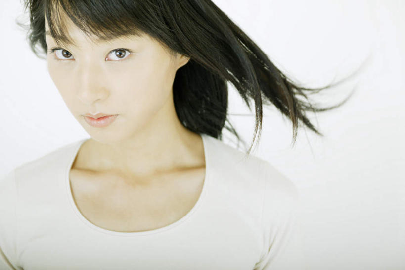 东方人,头发,一个人,横图,室内,特写,白天,白色背景,正面,亚洲,仅一个年轻女性,仅一个女性,仅一个人,服装,注视,休闲装,黄种人,衣服,黑色,观察,看,休闲,休闲服,摄影,服饰,影棚,观看,察看,关注,年轻女性,女人,女性,亚洲人,长发,半身,彩图,影棚拍摄,拍摄